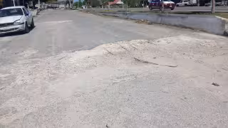 Peligro en Escárcega: varillas en la avenida podrían causar un accidente