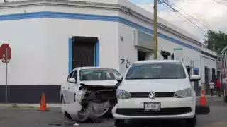 La facia de uno de los autos terminó destrozada