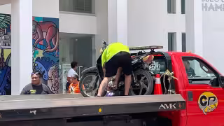 Moto bloquea rampa en Champotón y es retirada por grúa; dueño deberá pagar multa para recuperarla   