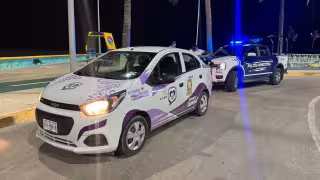 Policías y DIF ponen a salvo a menor en crisis emocional cerca del mar en Ciudad del Carmen