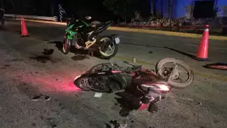 Motociclistas fuertemente lesionados luego de chocar en un pueblo de José María Morelos