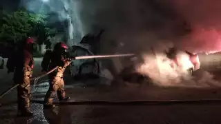 Incendio consume un auto en la Región 105 en Cancún