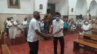 Al concluir la sagrada liturgia como es costumbre y tradición las sagradas imágenes de Melchor, Gaspar y Baltazar entre aplausos de la feligresía