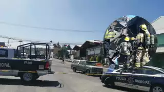 La zona de la explosión fue acordonada y evacuada para evitar más lesionados y permitir los trabajos de los bomberos en el área de la fábrica de Quratex en Puebla