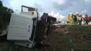 El conductor del volquete resultó lesionado