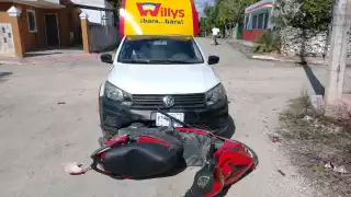 La motocicleta junto a su conductor fueron arrastrados por el vehículo