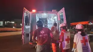 Personal de urgencias médicas de la Cruz Roja atendió al bombero