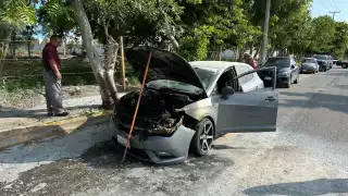 Vehículo se incendia en avenida Central de Ciudad del Carmen; madre y sus hijos logran escapar