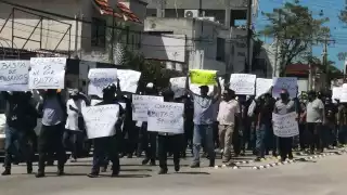 Más de 100 petroleros de la Sección 47 de Ciudad del Carmen protestaron frente al edificio administrativo de Pemex