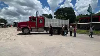 Camión arrolla a motociclista en Chetumal; termina con las piernas fracturadas