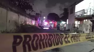 En el lugar se encuentran Servicios Periciales recabando indicios, entre ellos varios casquillos que quedaron percutidos