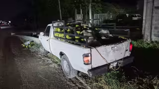 Camioneta cargada con cocos choca y queda abandonada en la carretera Carmen-Isla Aguada