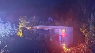 El tráiler terminó fuera de la carretera rumbo a Carrillo Puerto y su conductor resultó ileso