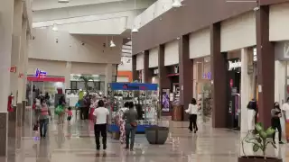 Se observó a las familias enteras pasear en orden, en las diversas tiendas y comedor