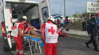 Una mujer presentó varias heridas en el cuerpo tras impactar su moto contra un chevy en Chelem