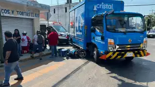 Paramédicos le dieron atención al motociclista de 26 años