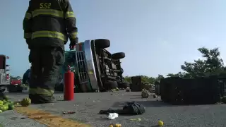 En la camioneta viajaban tres hombres que viajaban a Mérida para comercializar sus frutas