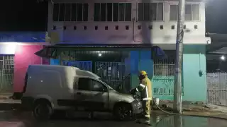 Los elementos del cuerpo de bomberos encontraron la unidad envuelta en llamas por lo que procedieron a sofocarlo