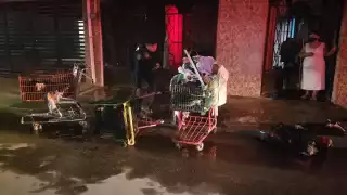 El fuego provenía de tres carritos de supermercado que contenían ropa de bazar