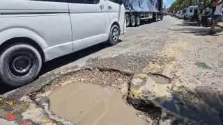 "Van a desaparecer los turistas": Bache gigante en el malecón de Champotón pone en riesgo a visitantes  