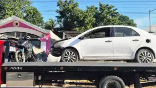 Accidente entre conductor y motociclista en Champotón deja un herido y daños