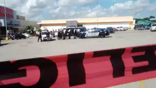 El automóvil con los hombres armados terminó deteniéndose en la plaza Centro Maya de Playa del Carmen