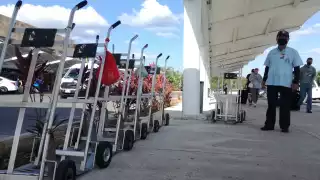 Muchos viajeros sólo llevan una maleta y no requieren de sus servicios Foto: Víctor Ávalos