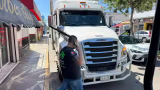 GPS guía a tractocamión por calles estrechas y provoca intenso tráfico en Ciudad del Carmen