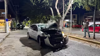 Se duerme al volante tras beber y choca auto prestado en Ciudad del Carmen
