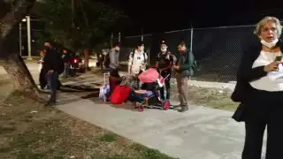 Falta de taxis en en el aeropuerto de Mérida obliga a pasajeros a caminar en la oscuridad