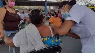 Adultos mayores acuden por segunda dosis contra el COVID-19 en Felipe Carrillo Puerto