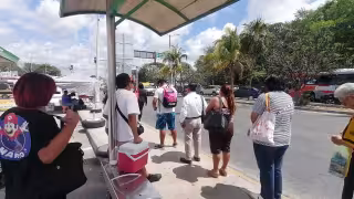 Ciudadanos pierden más de una hora en espera y traslado en transporte público de Cancún