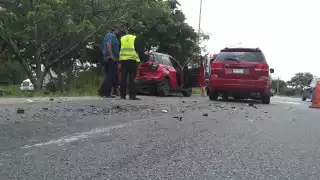 El impacto rompió el medallón de la camioneta Suzuki Vitara