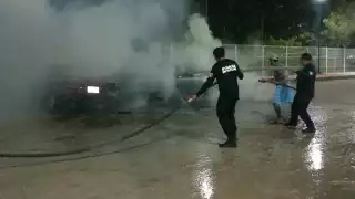 Impresionante incendio de tres vehículos se registró en el estacionamiento del campo de fútb7 que se ubica a espaldas del cenote Sambulá.