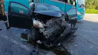 Aparatoso accidente en la Carretera Federal 307 de Cancún