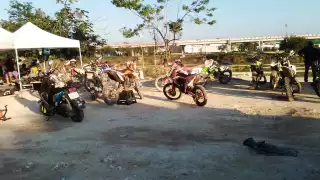 Los integrantes del Club de Motocross en Playa del Carmen pagan para que se retiren los escombros que vierten en la pista