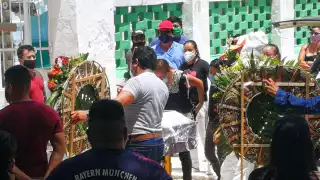 Homenajean el cuerpo equivocado de un policía fallecido por COVID-19 en Calkiní