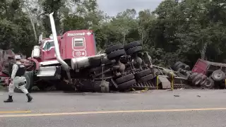 Tráiler con toneladas de losa para piso se vuelca en la vía Carrillo Puerto-Tulum