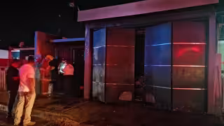 Incendian auto de lujo en el fraccionamiento Las Américas en Chetumal