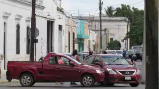 Ambos vehículos resultaron con daños materiales