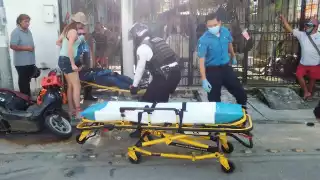 La motoneta quedó completamente volteada y el conductor sobre la banqueta