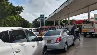 Los automovilistas tardan hasta 40 minutos para cargar combustible. Foto: Víctor Rodríguez