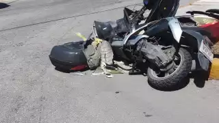 La motoneta quedó completamente destruida, y la mujer quedó tendida en el pavimento en espera de atención médica