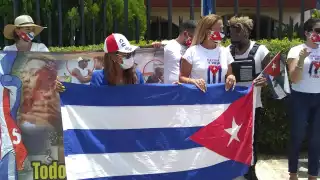 Niurka llegó después del medio día al consulado de Cuba en Mérida para unirse a la manifestación