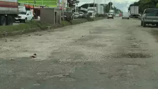 Conductores exigen solución urgente a los baches en el malecón de Champotón