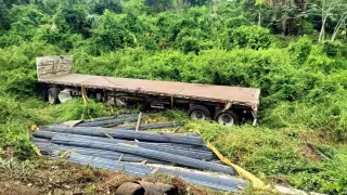 Tráiler cargado con varillas se sale de la carretera y derriba poste de energía en Atasta