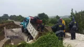 El vehículo estaba a punto de cruzar el angosto puente cuando su parte trasera se hundió quedando varado en el sitio