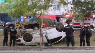 El auto terminó volcado en fuera del camino