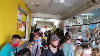 A un día de la Nochebuena, la gente salió a comprar lo necesario para su cena navideña