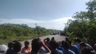 Pobladores cercanos acudieron a rapiñar el cargamento de un tráiler, donde su conductor resultó herido de gravedad